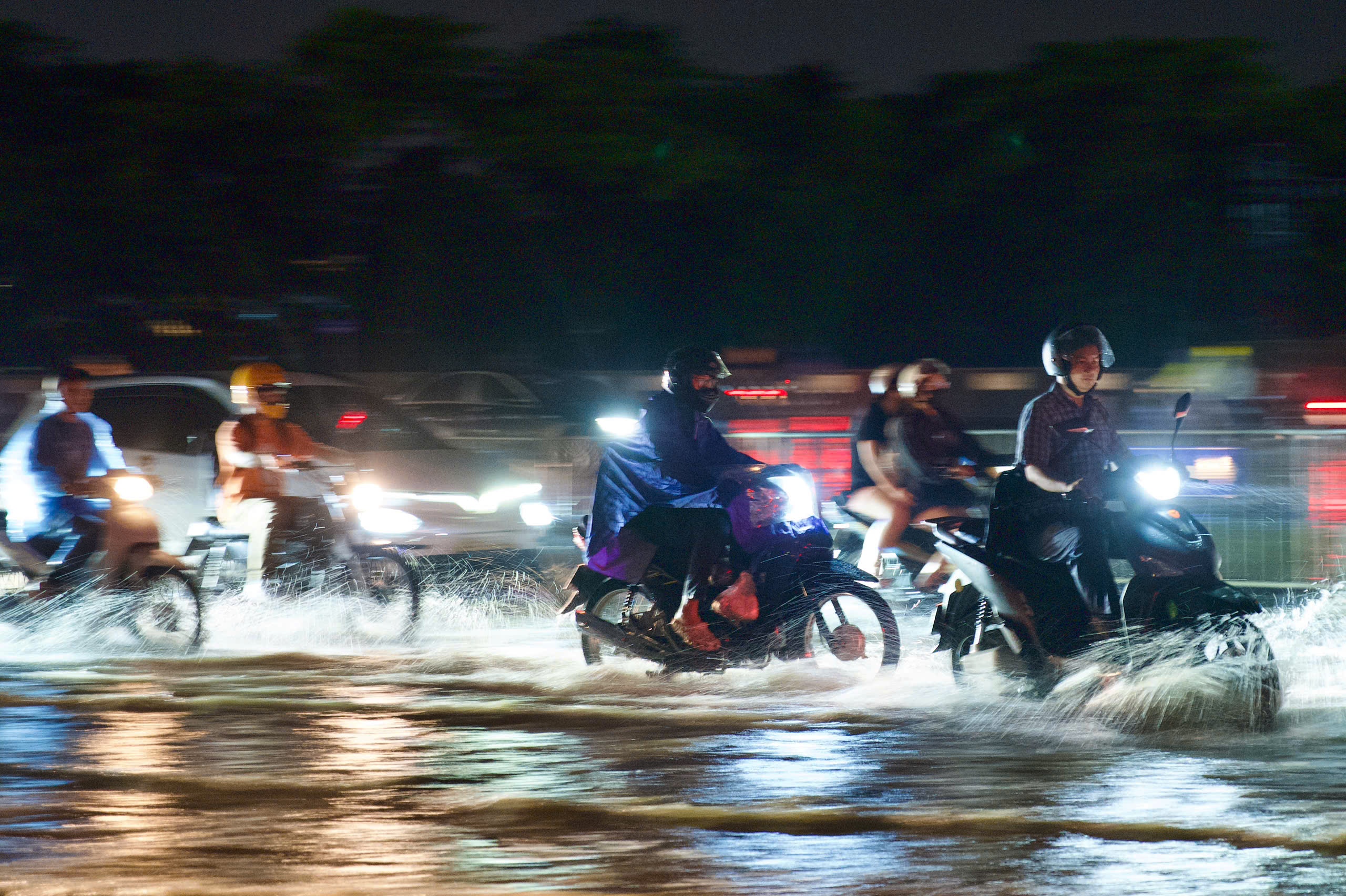 Mưa ngập Hà Nội ảnh 4 Mua ngap Ha Noi anh 4
