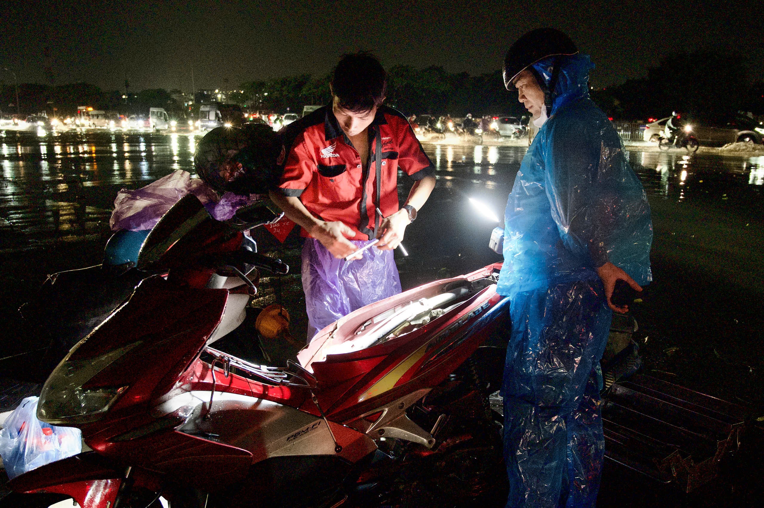 Mưa ngập Hà Nội ảnh 7 Mua ngap Ha Noi anh 7