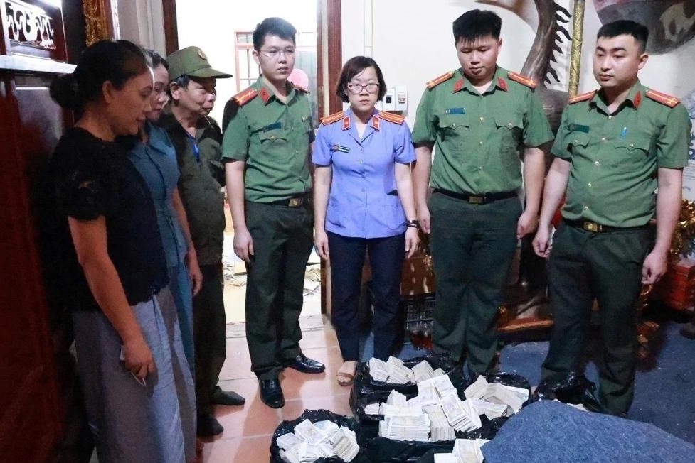 Khoi to 3 nguoi chiem doat tien cong duc tai den Ky Cung hinh anh