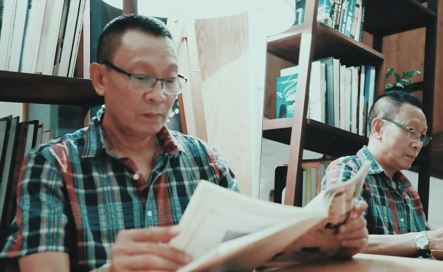 MC Lai Van Sam doc truyen tren thu vien so hinh anh