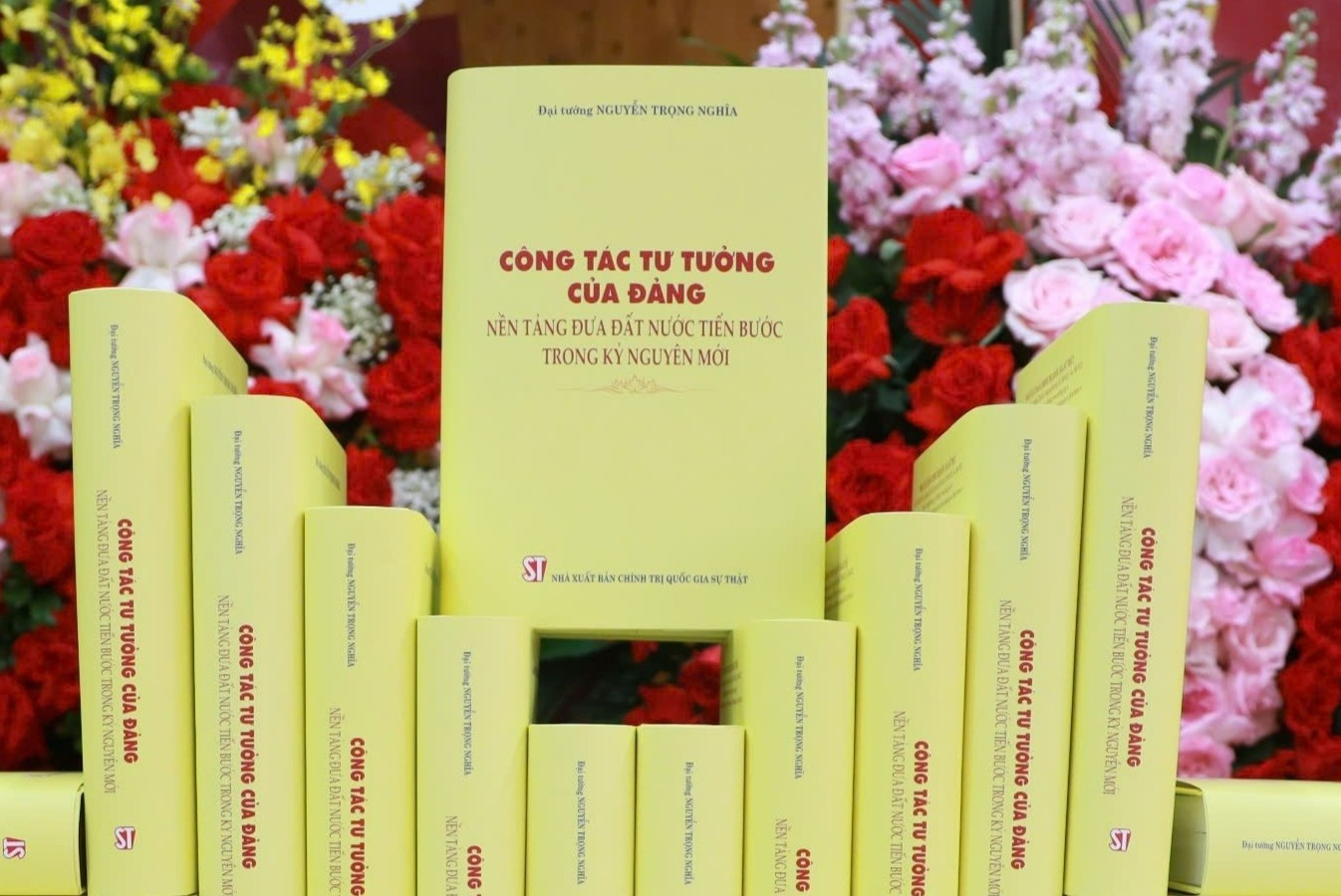 Ra mat sach cua Dai tuong Nguyen Trong Nghia hinh anh
