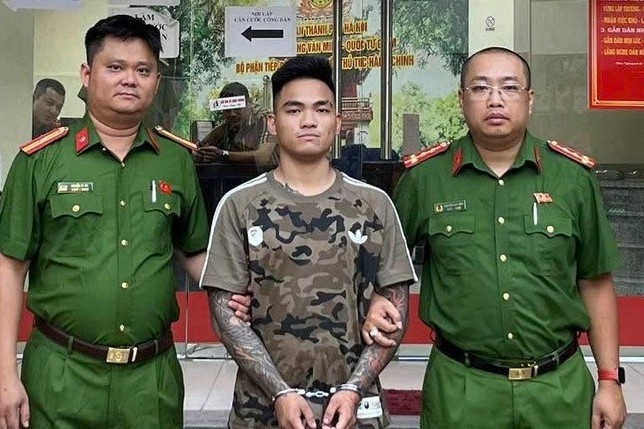 Bat giu ke dung dieu cay tan cong nguoi tren pho Le Duan o Ha Noi hinh anh