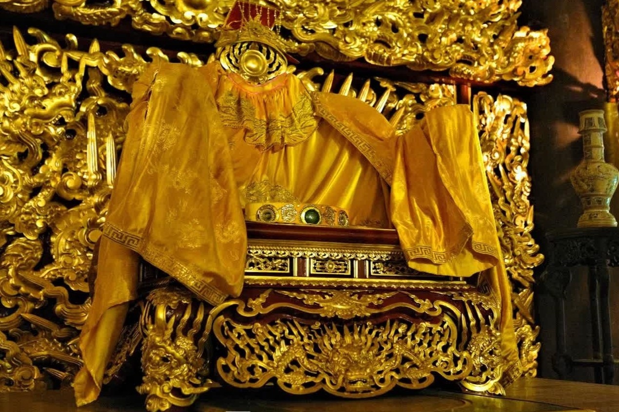 Tan thay ngai vua dat vang o khu di tich noi tieng Thanh Hoa hinh anh