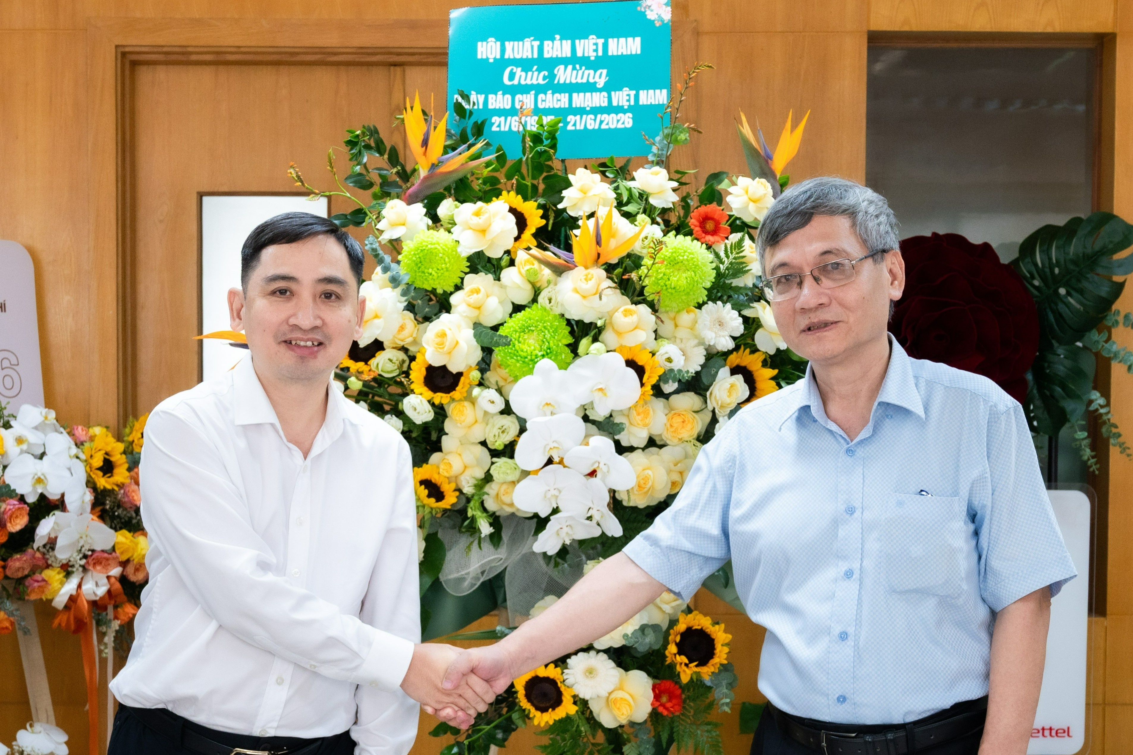 Hoi Xuat ban Viet Nam chuc mung Tri Thuc - Znews nhan ngay 21/6 hinh anh