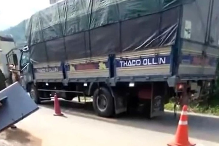 Va cham giua oto va xe may dien o Phu Tho, 2 chau nho tu vong hinh anh