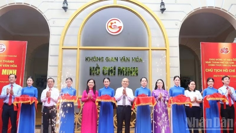 Ho Chi Minh anh 1