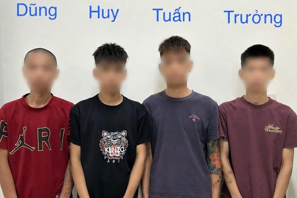 4 thanh nien deo mat na phuc kich giua dem cuop xe may hinh anh