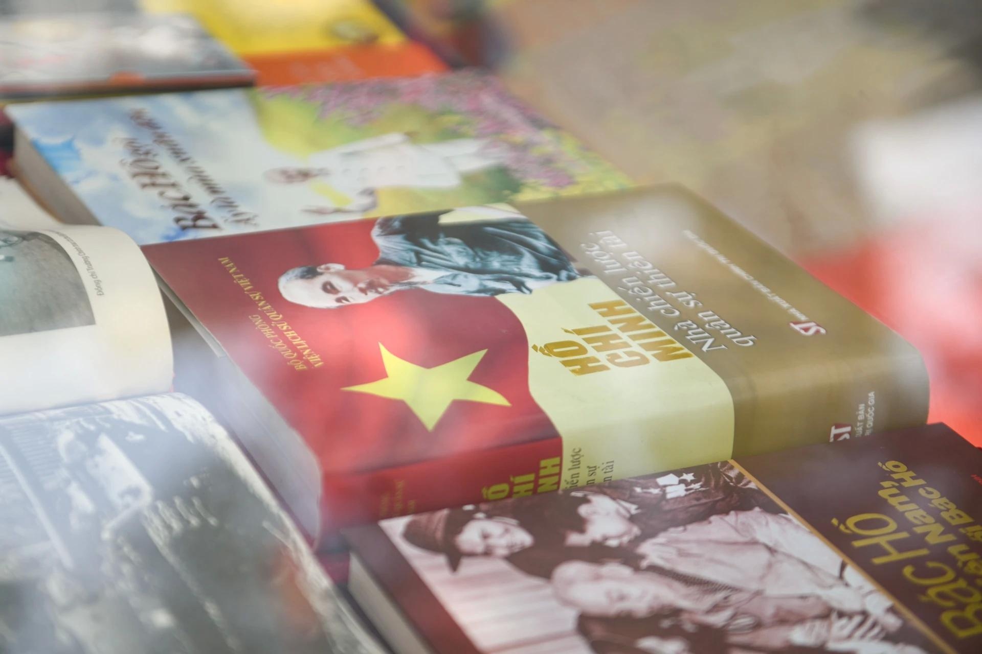 B&aacute;c Hồ ảnh 3