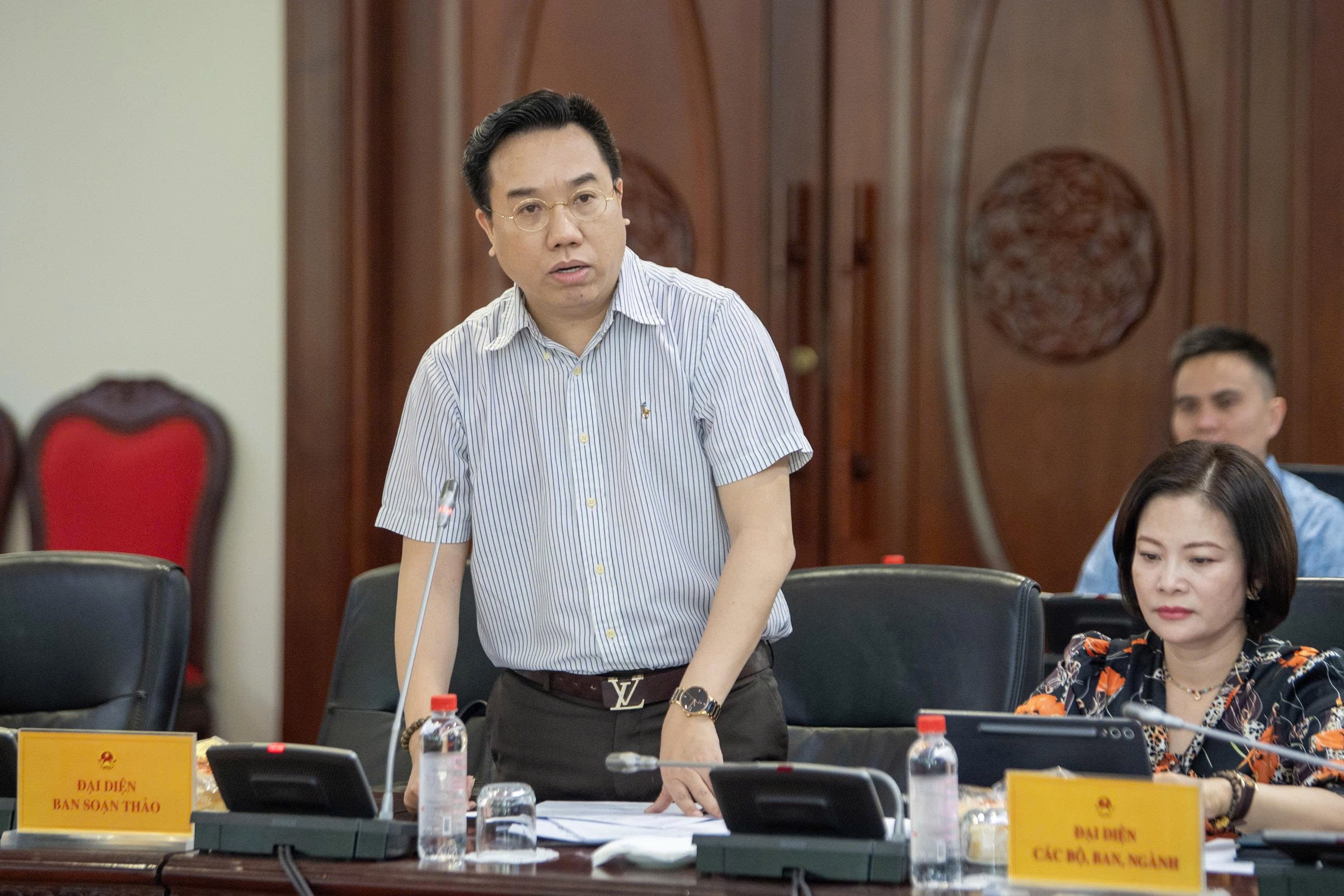 tập đo&agrave;n xuất bản ảnh 11