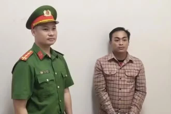 Bắt tạm giam shipper chiếm đoạt tiền thu hộ để tiêu xài