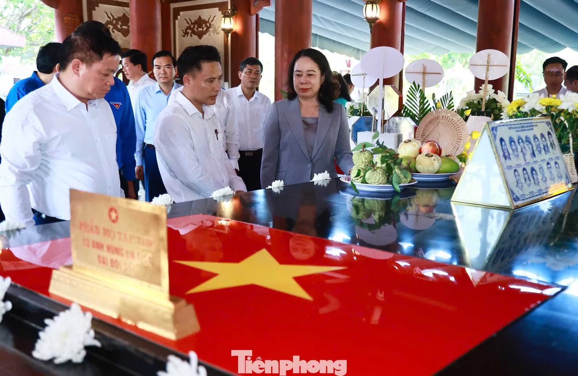 Phó chủ tịch ảnh 4 Phó chủ tịch ảnh 4
