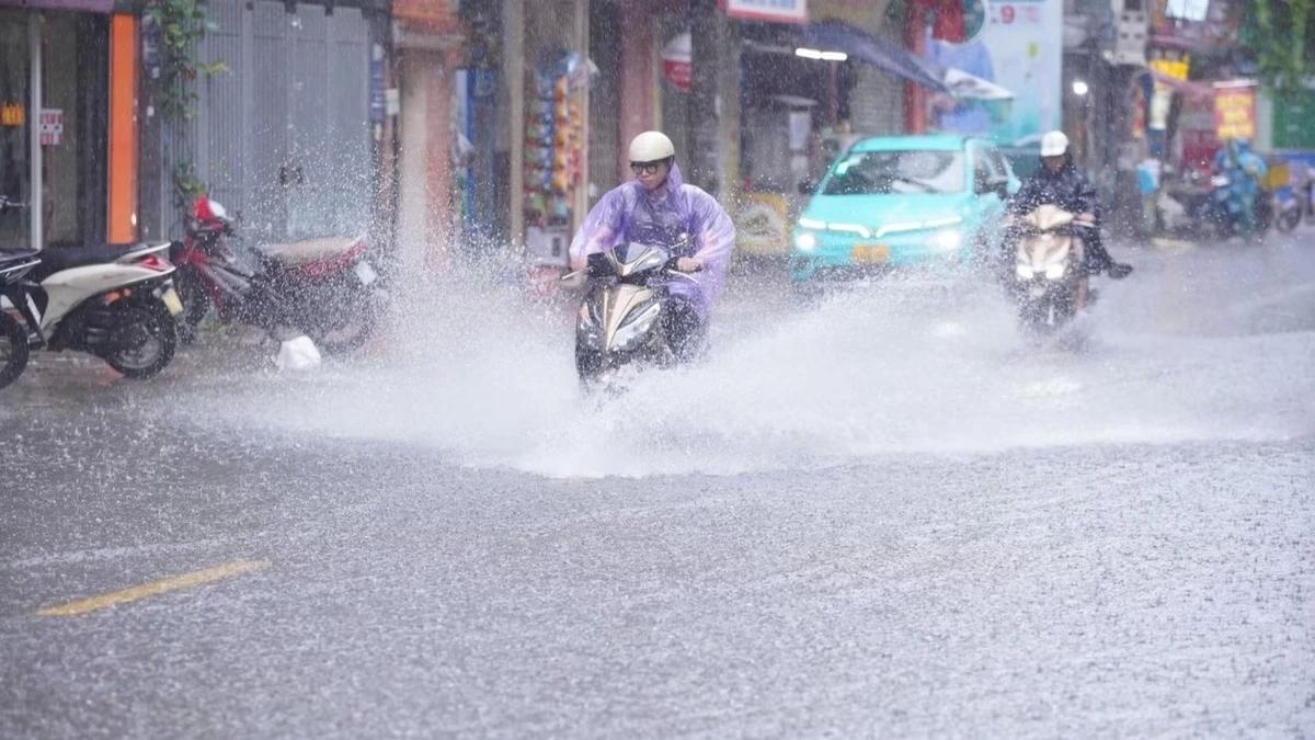 Chuyên gia nhận định thời điểm mưa giảm dần ở miền Bắc và miền Nam