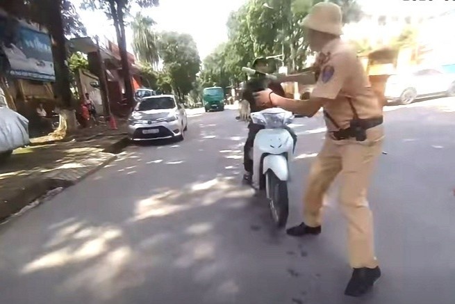Kẻ giấu ma túy trong người lao xe vào CSGT để tháo chạy