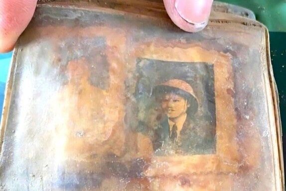 Phát hiện ảnh chân dung, di vật trong mộ liệt sĩ vô danh