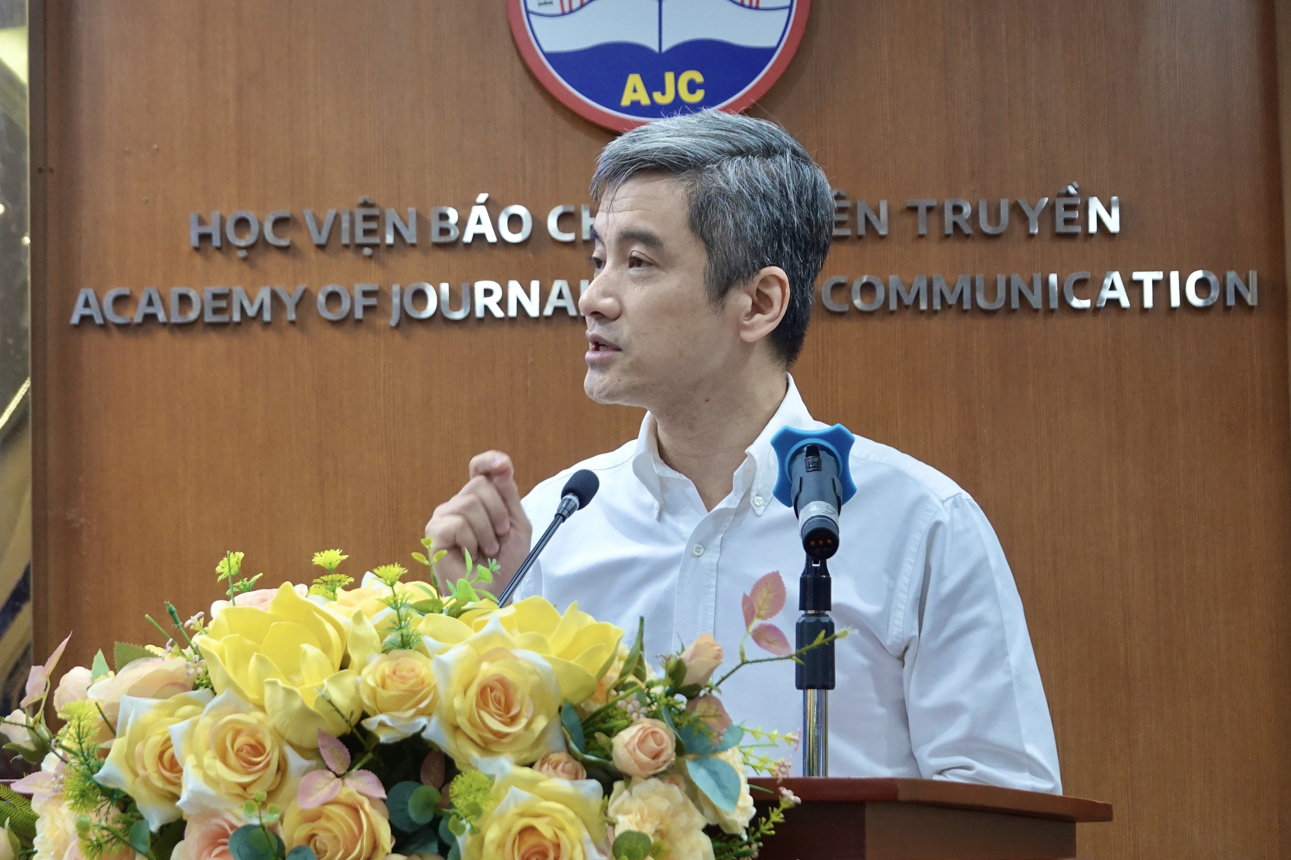 ch&iacute;nh trị ảnh 2