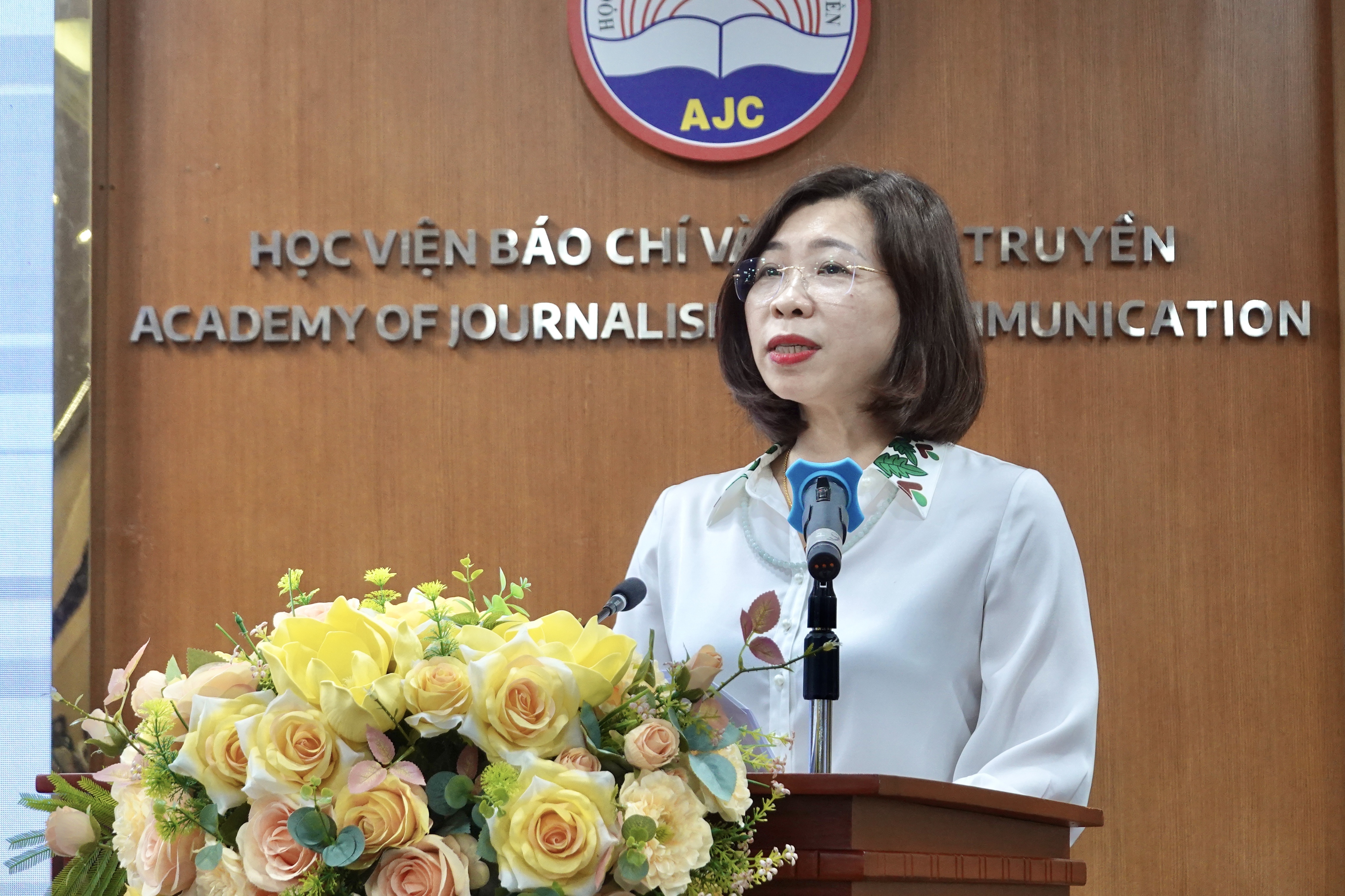 ch&iacute;nh trị ảnh 1