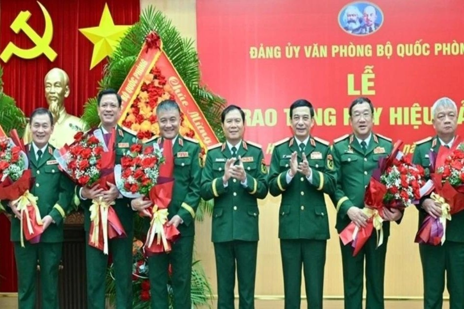 Trao Huy hiệu 35 năm tuổi Đảng tặng 5 Thứ trưởng Bộ Quốc phòng