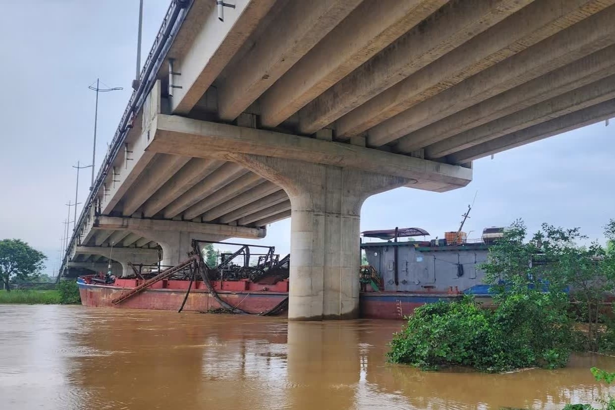 2 tàu hút cát mắc kẹt dưới chân cầu sông Tào