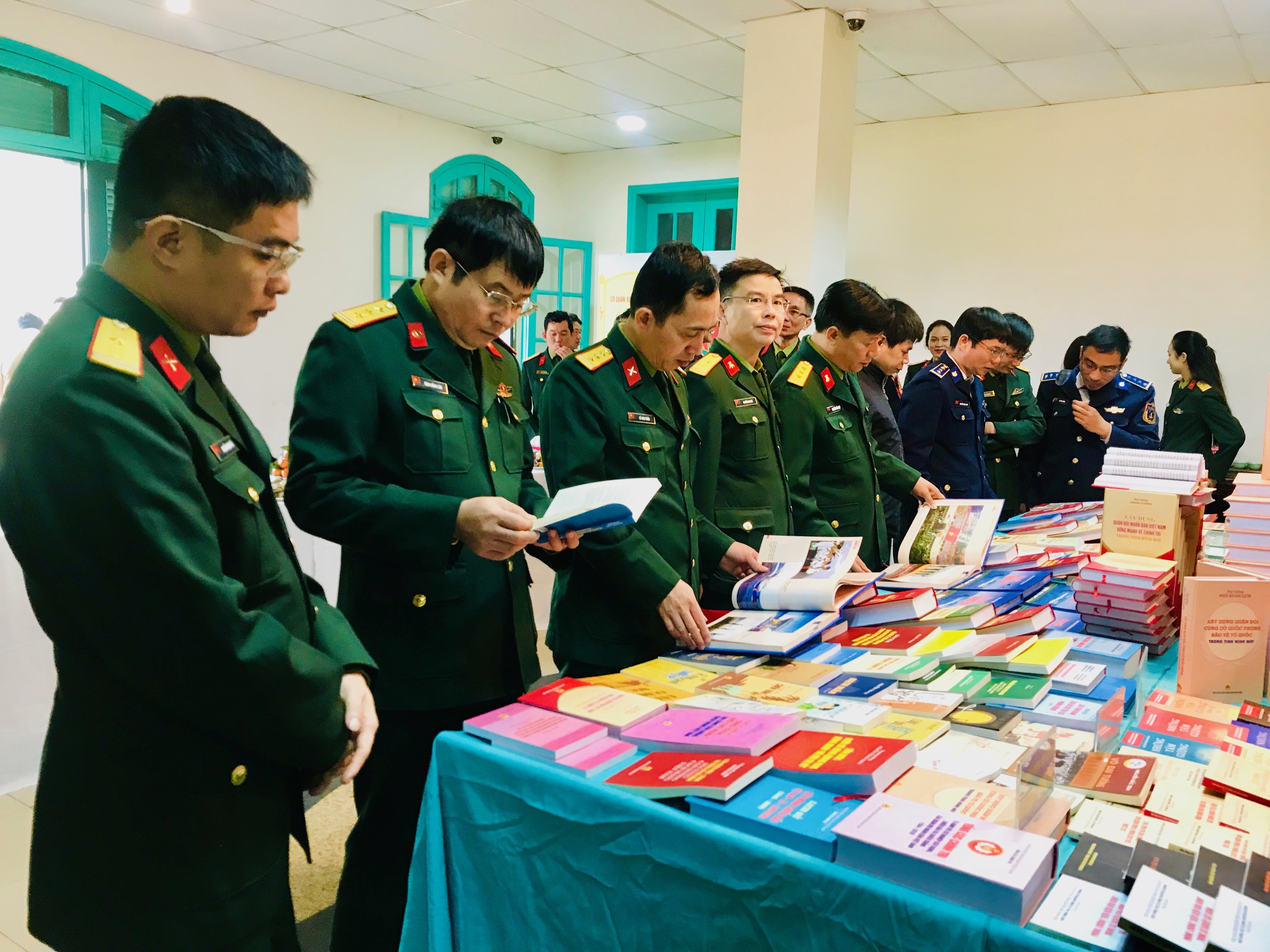 bi&ecirc;n tập s&aacute;ch ảnh 2