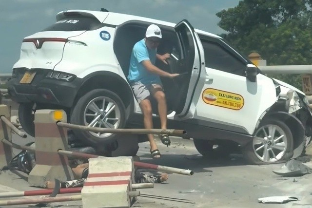 Ôtô húc văng dải phân cách, va chạm xe máy trên cầu Thanh Trì