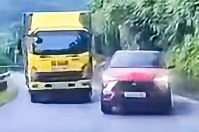 Vượt ẩu trên đường cong, tài xế bị người dân ghi hình gửi CSGT