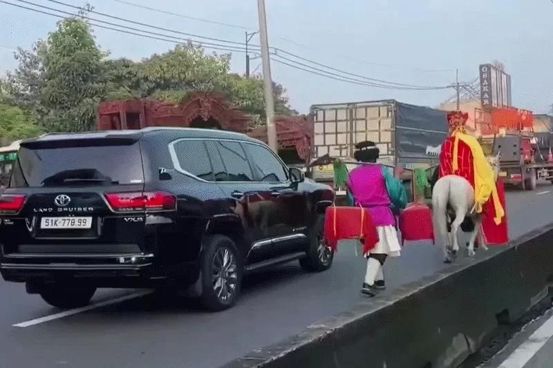 Xác minh clip 'thầy trò Đường Tăng' cưỡi ngựa trên làn ôtô ở TP.HCM