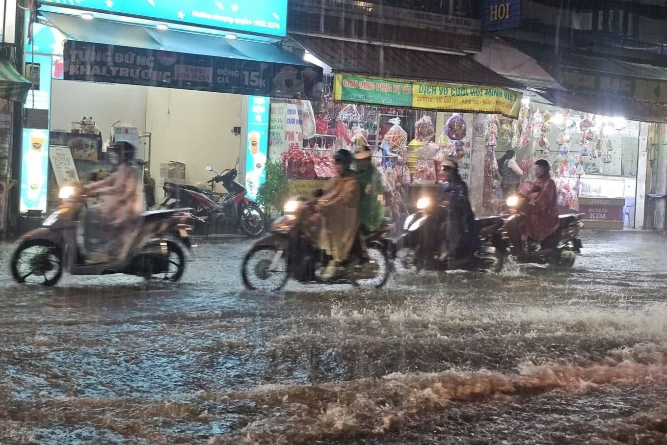 Mưa lớn ở miền Trung, Nam Bộ: Vùng mưa mở rộng, kéo dài hơn dự báo