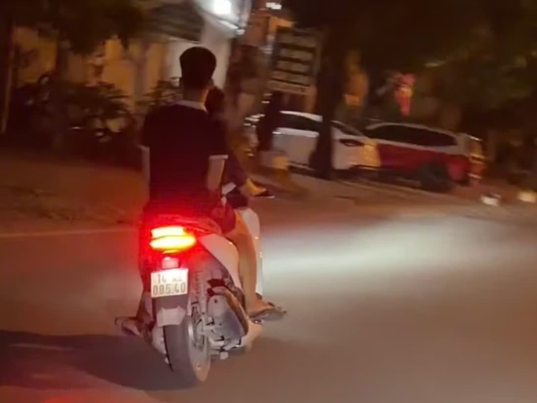 Không đội mũ bảo hiểm còn đánh võng trước đầu xe CSGT