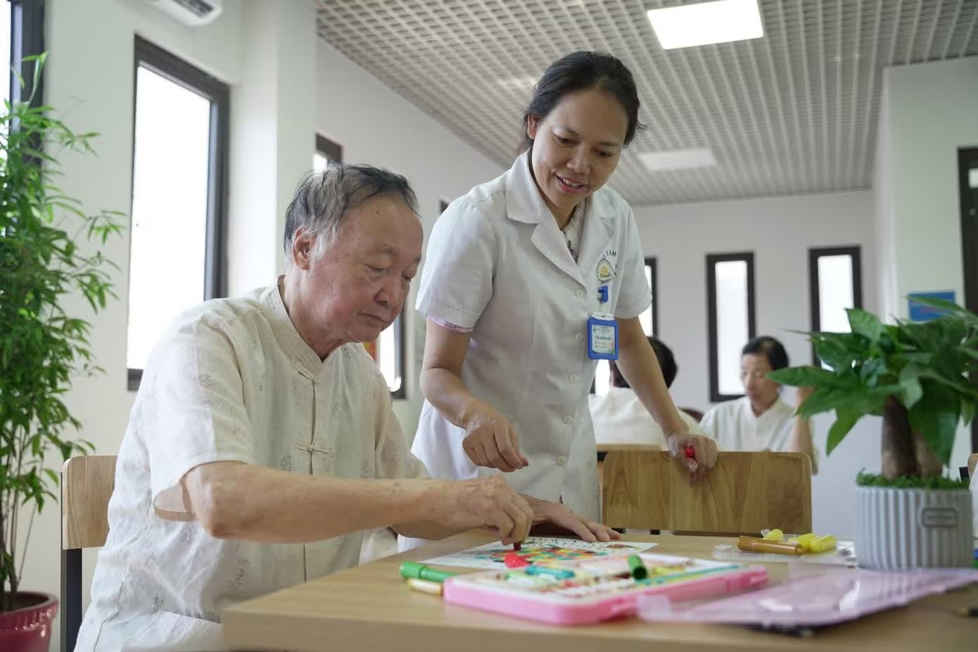 Viện dưỡng lão bán trú 'cháy chỗ', người cao tuổi phải đăng ký chờ tới lượt