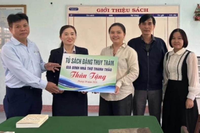 Gia đình nhà thơ Thanh Thảo trao tặng tủ sách Đặng Thùy Trâm