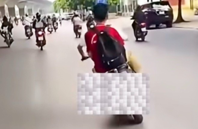 Con lạng lách, đánh võng trên xe máy điện, mẹ bị phạt 9 triệu đồng