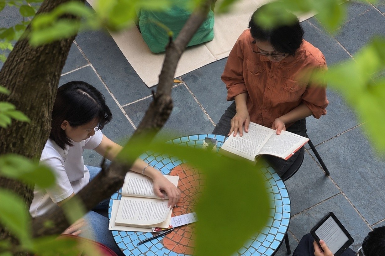Người trẻ Hà Nội rủ nhau 'đi trốn' ở chợ Đồng Xuân, vườn Bách Thảo