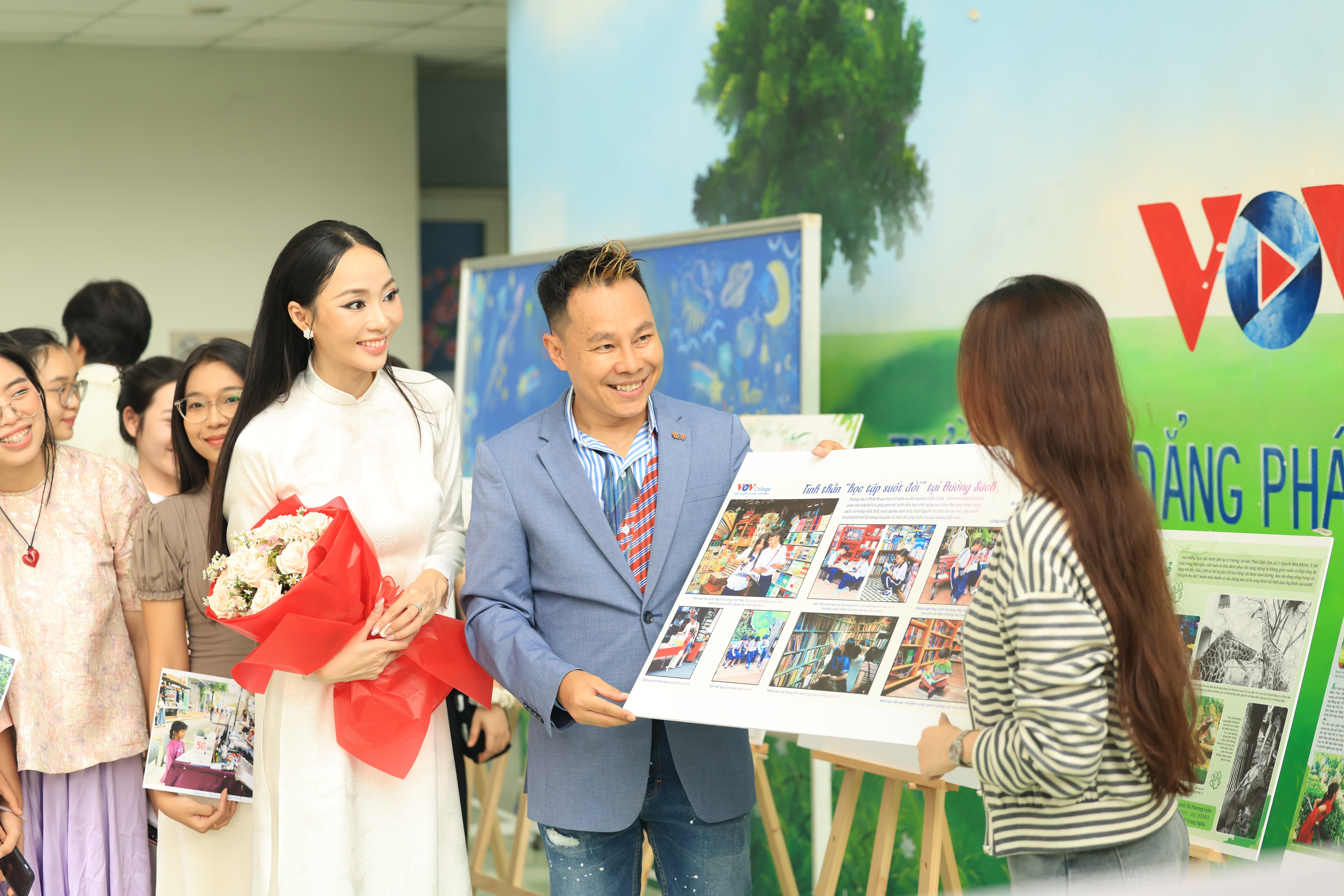 Triển lãm ảnh lan tỏa thông điệp 'Tắt điện thoại, mở sách ra'