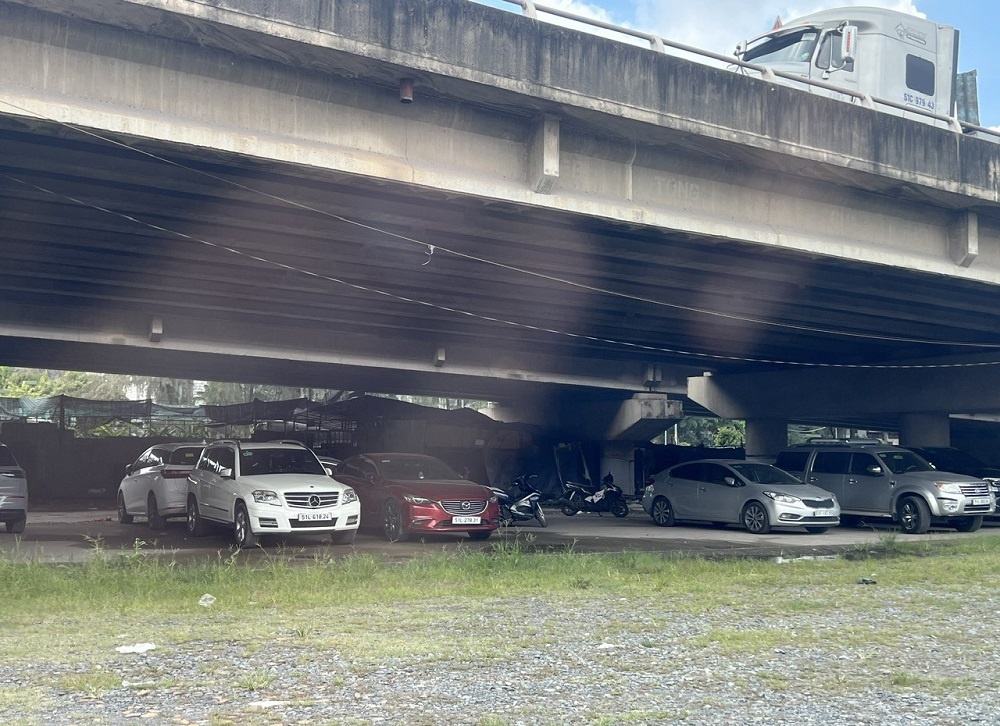 Chu tich TP.HCM yeu cau khong de ton tai bai giu xe tu phat hinh anh