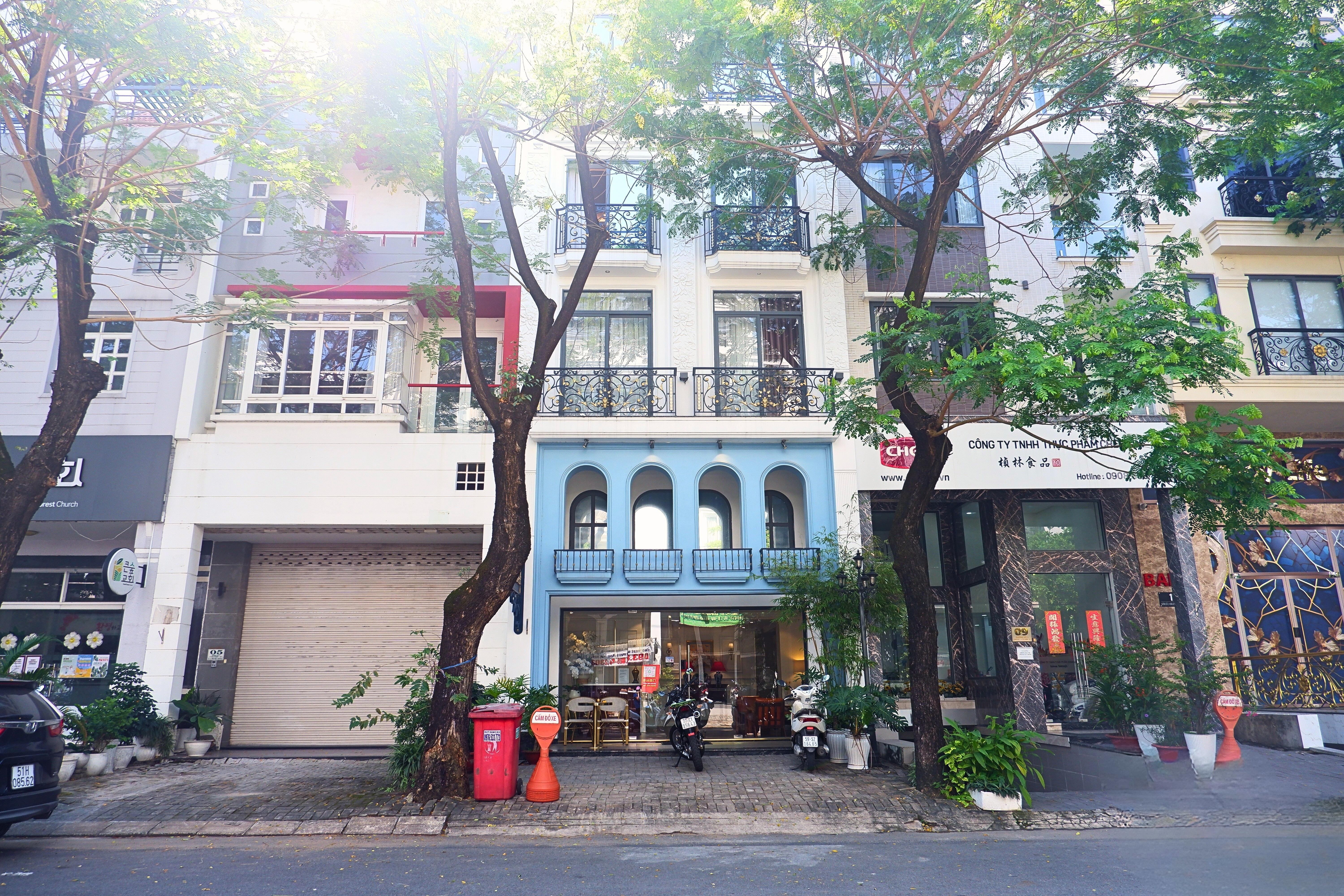 can ho dich vu anh 1