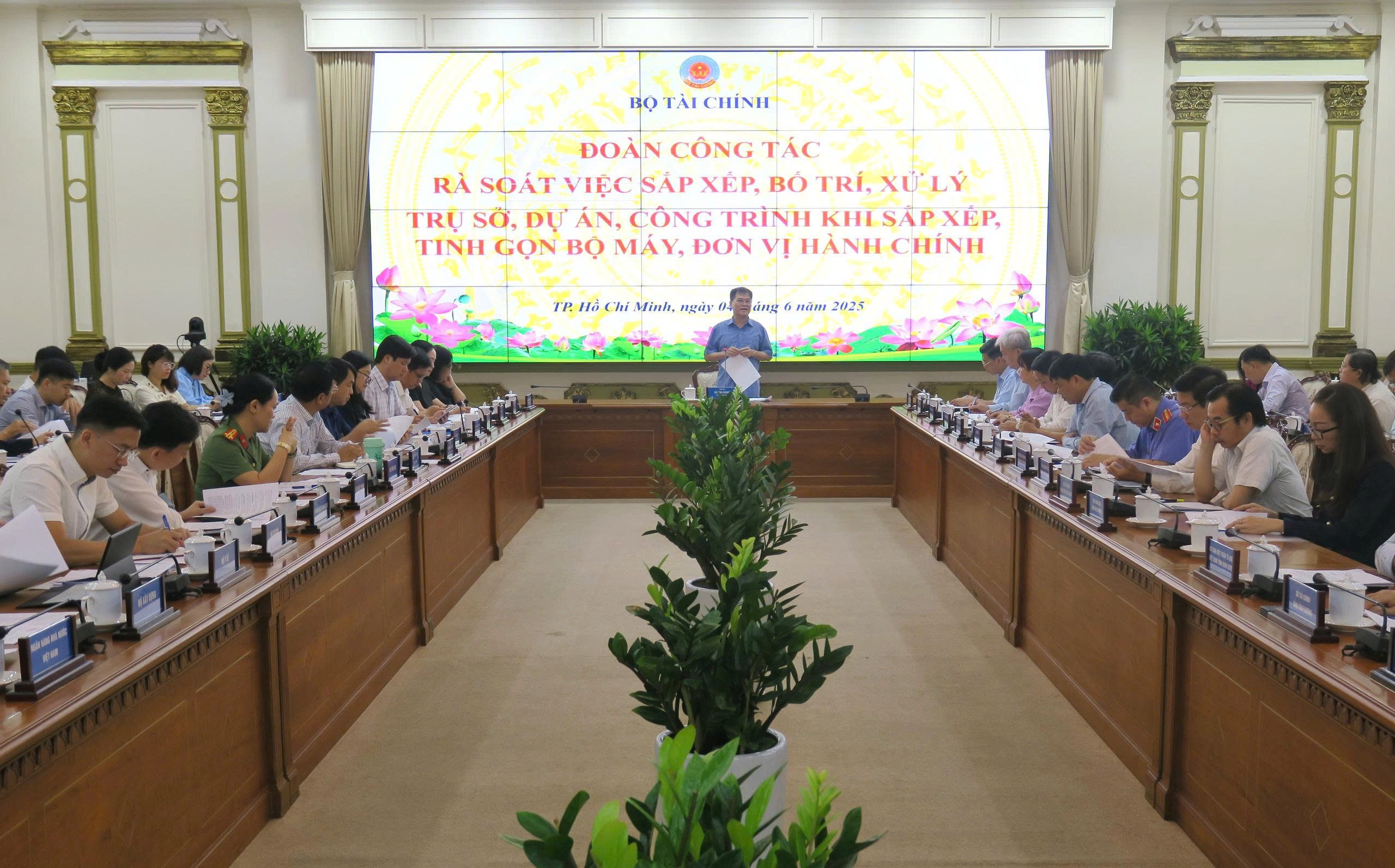 Bo Tai chinh huong dan xu ly nha, dat cong tai TP.HCM sau sap xep hinh anh