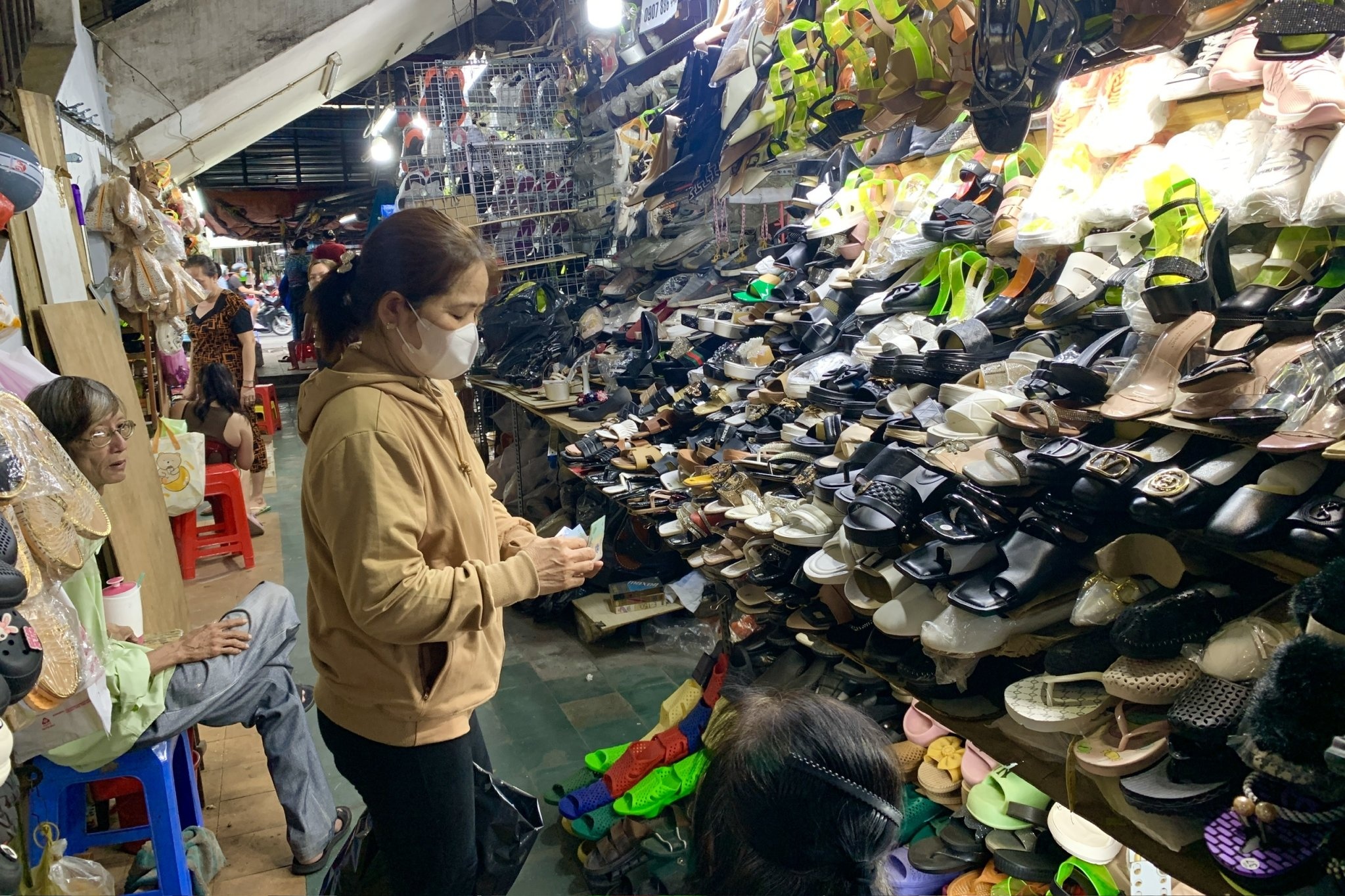 Tieu thuong TP.HCM loay hoay tim nguon hang moi hinh anh