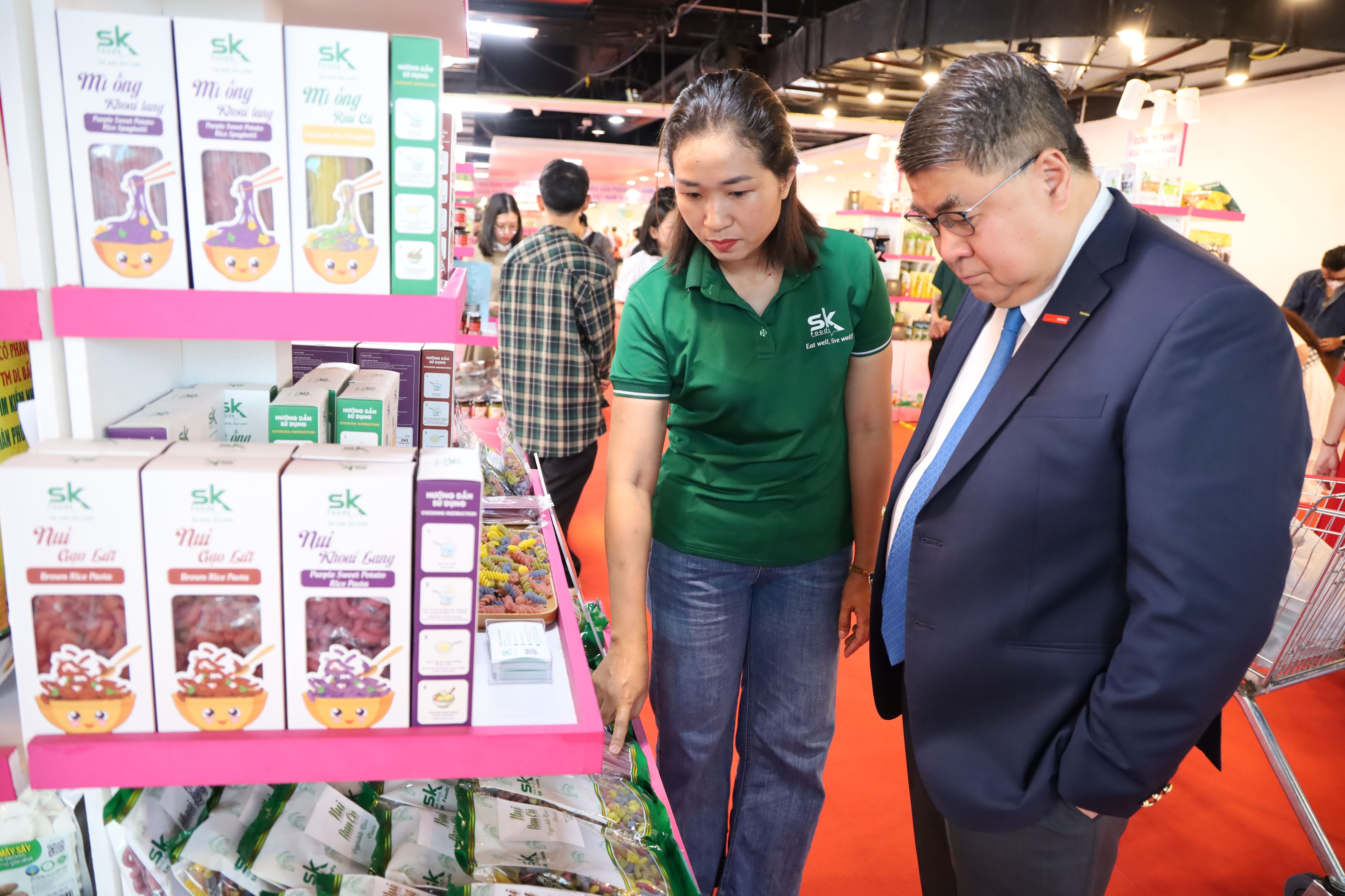 Hang gia tran lan, doanh nghiep muon vao sieu thi de minh bach hinh anh