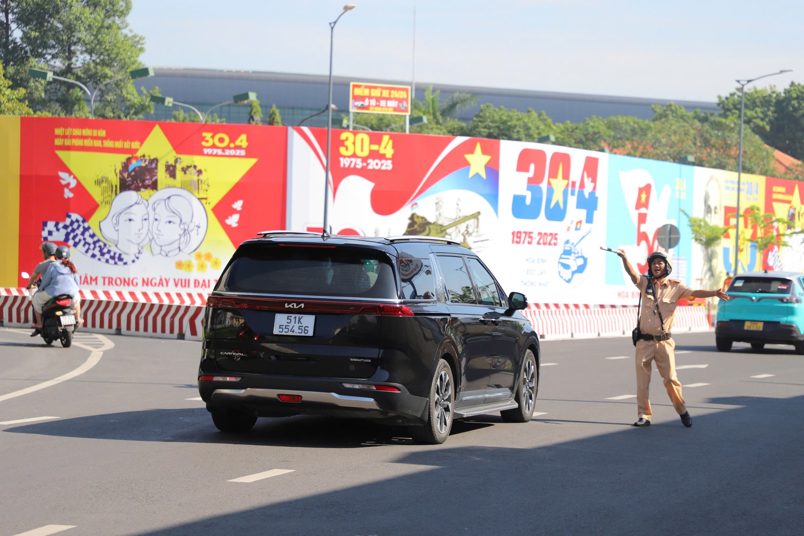 Oto sap duoc re trai tu duong Cong Hoa vao ga T3 Tan Son Nhat hinh anh