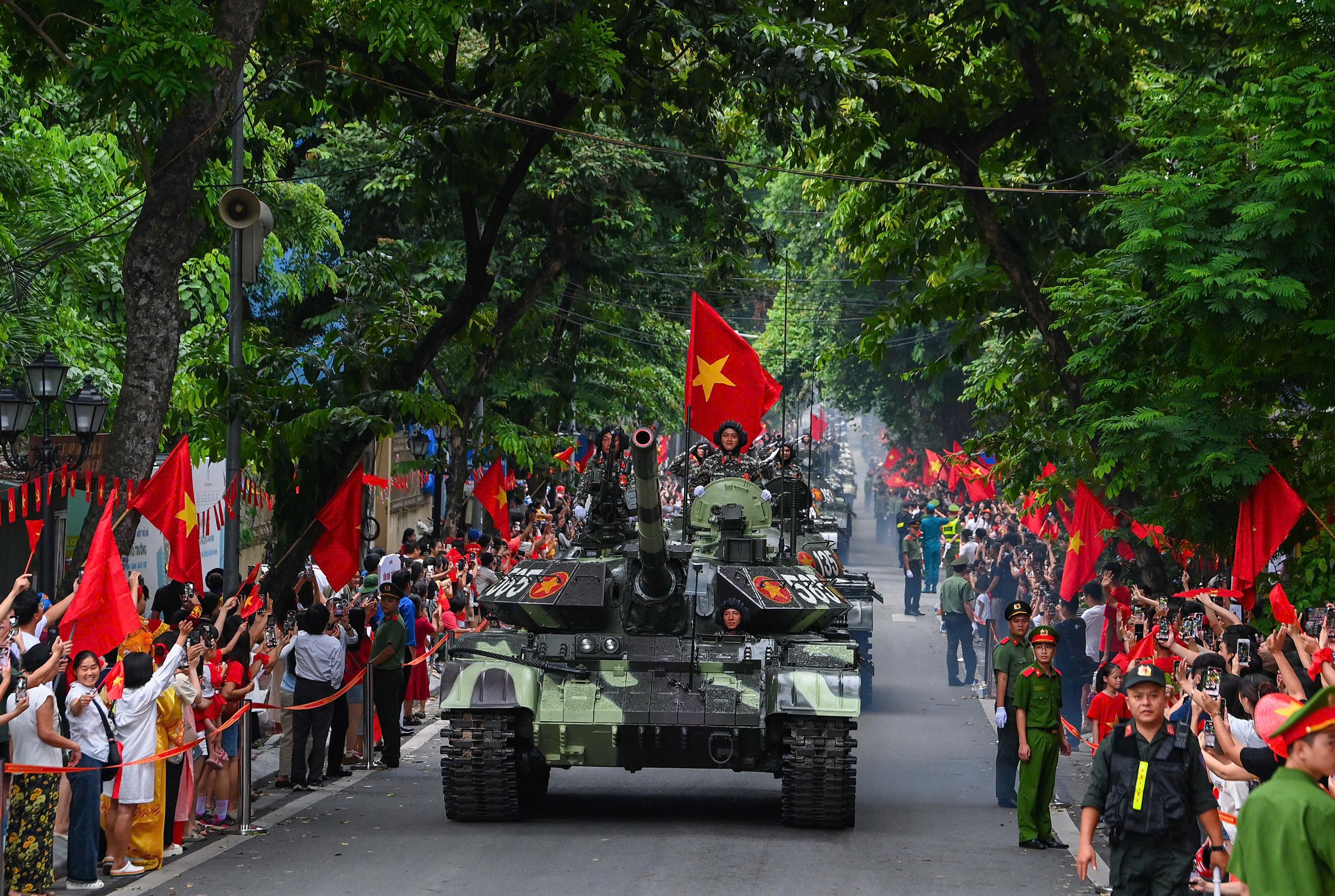 Doan xe tang, khi tai di giua 'rung' co do sao vang hinh anh