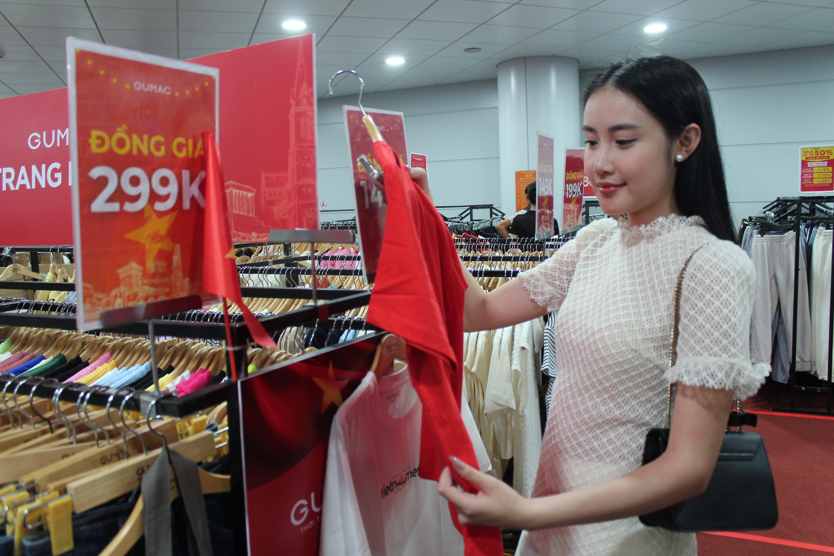 TP.HCM muon mo rong de nguoi dan mua hang hieu chinh hang o tap hoa hinh anh