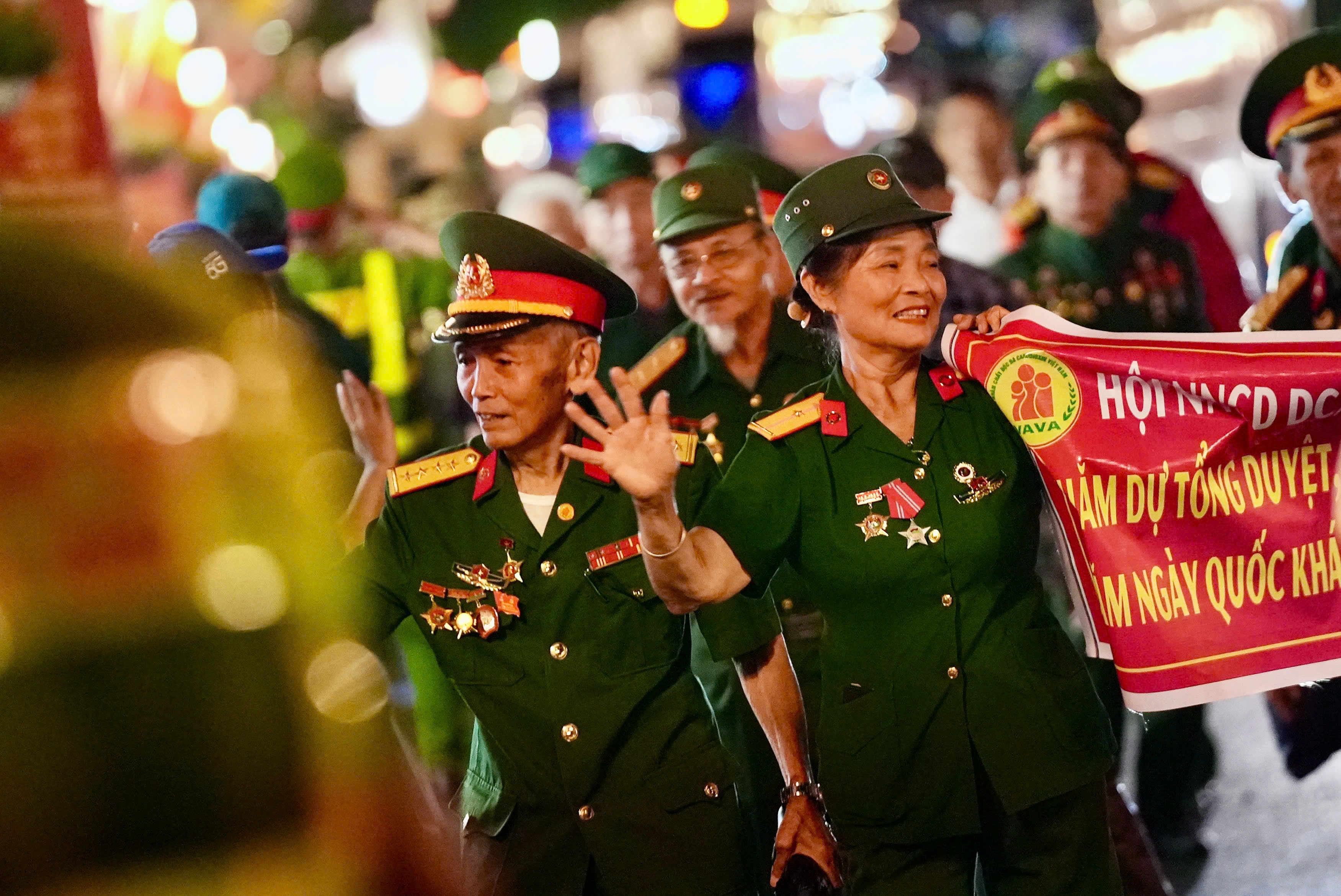 Cac cuu chien binh doi mua den xem dieu binh hinh anh