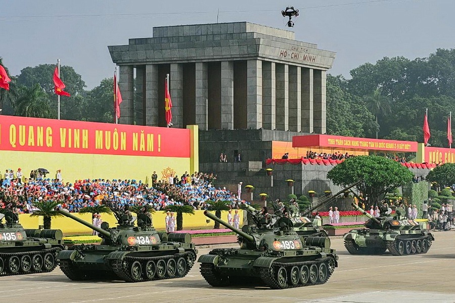 Ben trong Ba Dinh ngay dieu binh lich su hinh anh