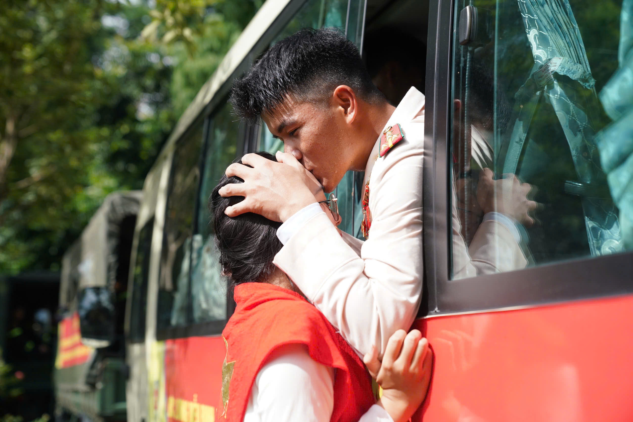 Nhung nu hon voi sau le dieu binh lich su hinh anh