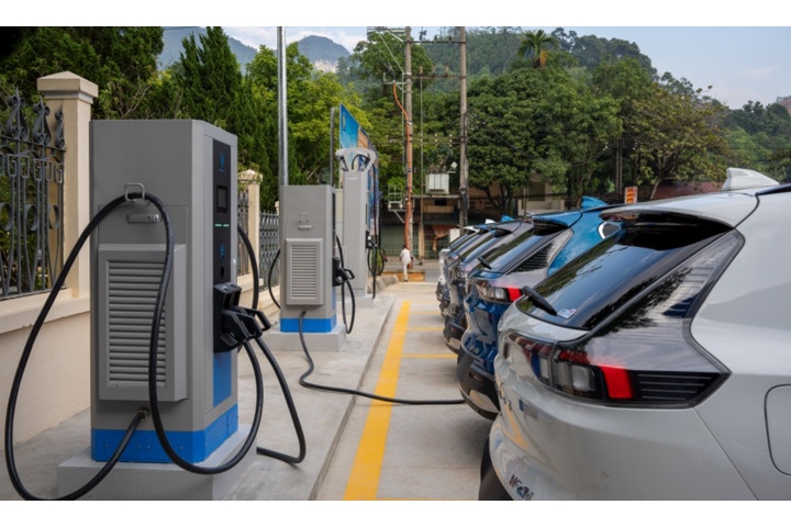 TP.HCM cam ket du tram sac, du dien de chuyen doi xe xang sang xe dien hinh anh