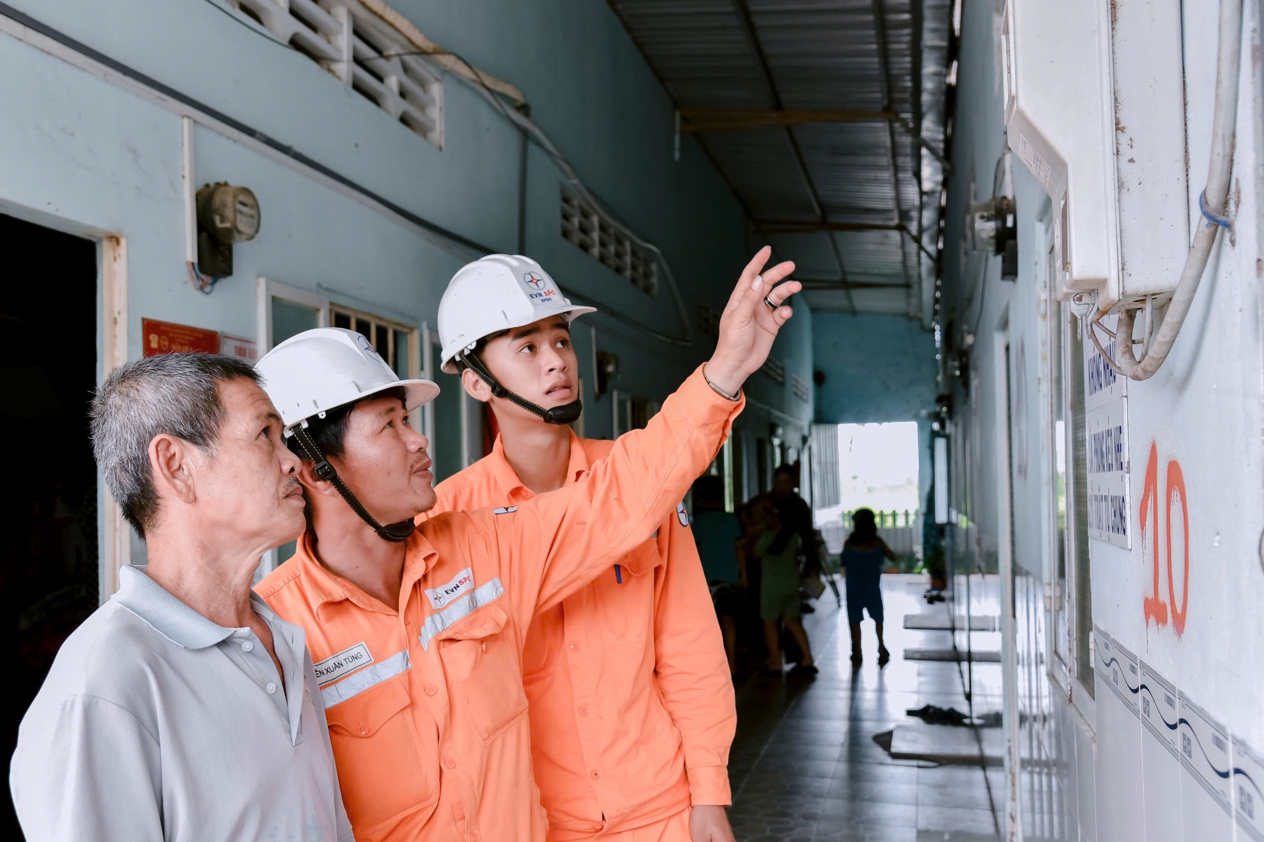 EVNSPC canh bao khan: Gia danh nhan vien dien luc lua dao tien ty hinh anh