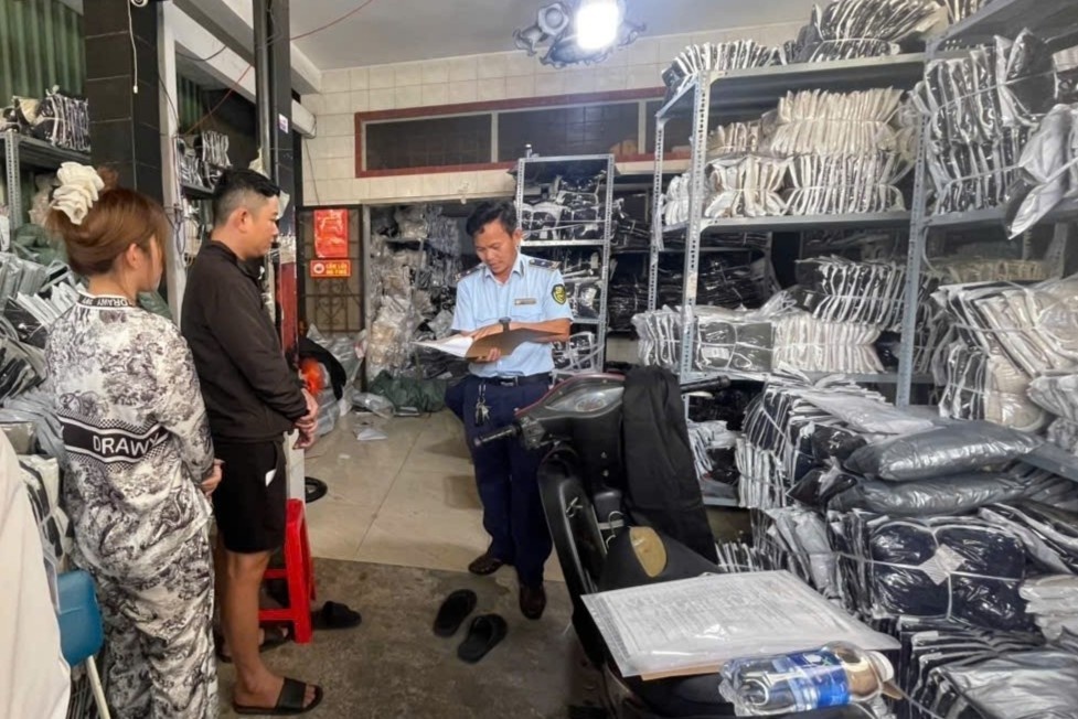 TP.HCM phat hien 1.500 chiec ao khoac '3 khong' tren cho mang hinh anh