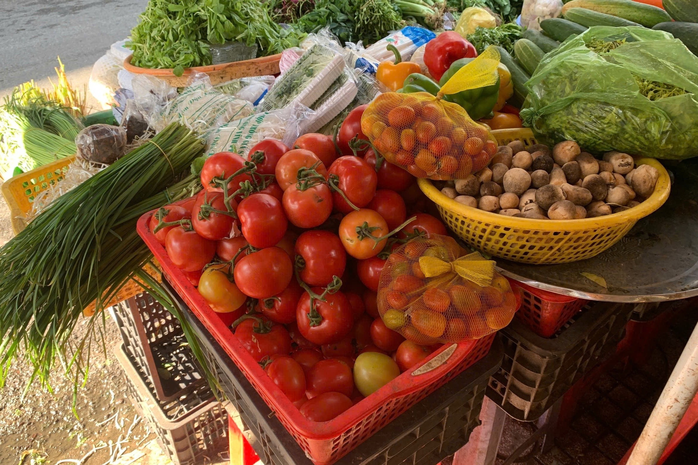 Gia rau cu o TP.HCM tang manh theo mua hinh anh