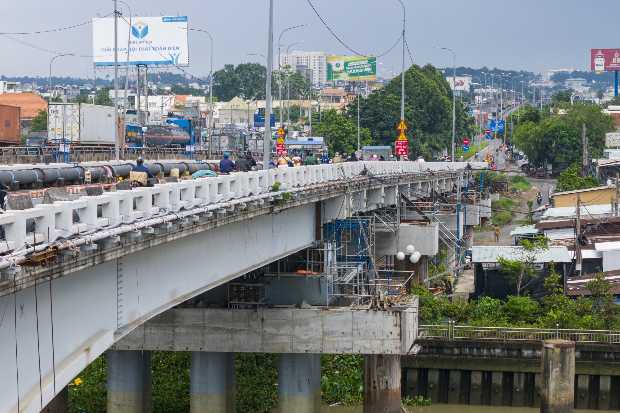 Cau 9.000 tan o TP.HCM vua cao them gan 1 m hinh anh