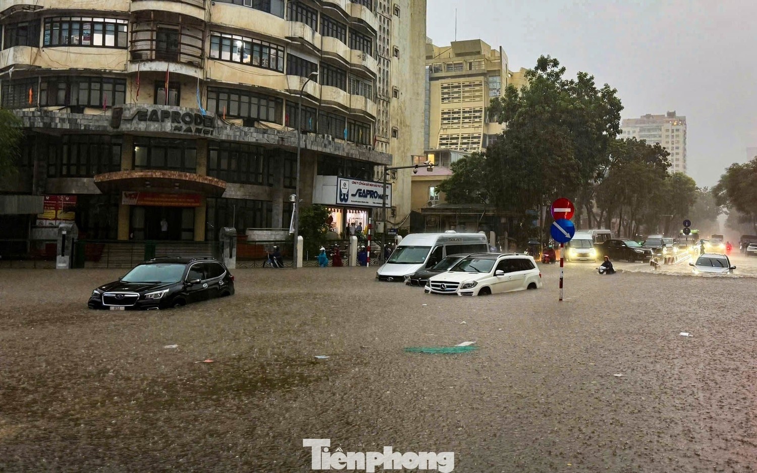 ngap ung do thi,  bao lu anh 1